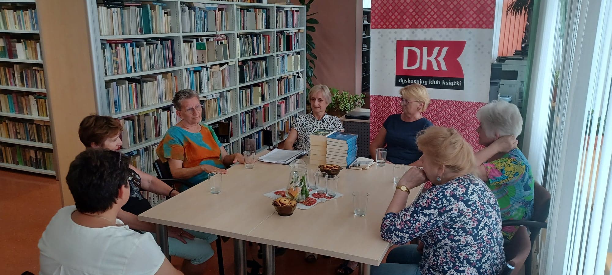Zdjęcie kolorowe, uczestniczki DKK w Połańcu podczas rozmowy o książkach