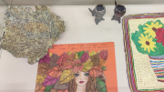 Zdjęcie kolorowe, fragment wystawy w Bibliotece pod hasłem Prace podopiecznych Środowiskowego Domu Samopomocy w Połańcu, eksponatami są ręcznie robione przedmioty użytkowe, obrazy i inne prace