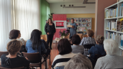 Uczestnicy spotkania autorskiego z pisarką Joanną Jax w Bibliotece w Połańcu