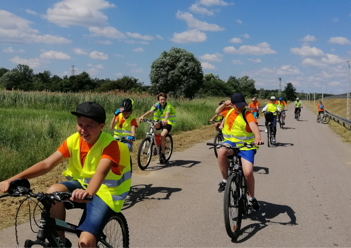Uczestnicy rajdu rowerowego Odjazdowy Bibliotekarz 12 czerwca 2022
