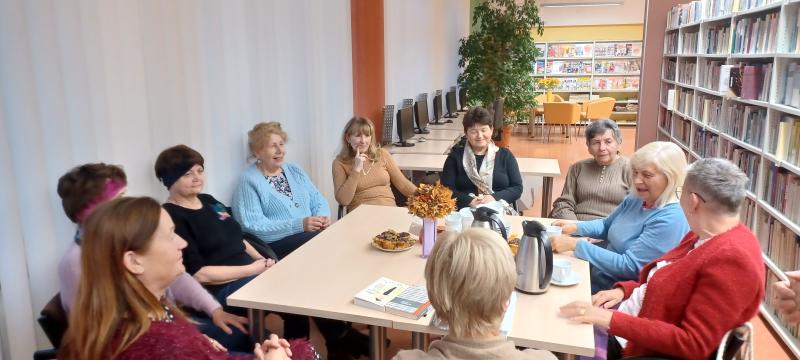 Zdjęcie kolorowe, uczestniczki podczas spotkania Dyskusyjnego Klubu Ksiażki w Bibliotece w listopadzie