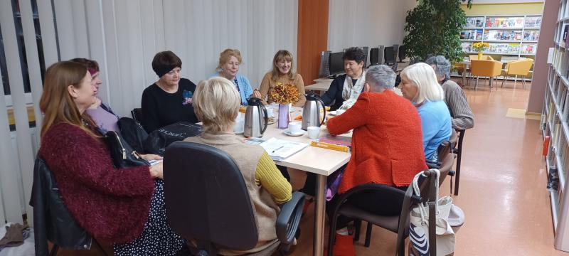 Zdjęcie kolorowe, uczestniczki podczas spotkania Dyskusyjnego Klubu Ksiażki w Bibliotece w listopadzie