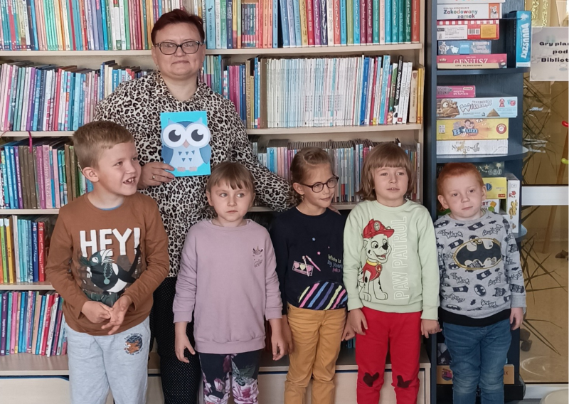 Zdjęcie kolorowe, dzieci z Terapeutycznego Przedszkola w Woli Pławskiej w Bibliotece
