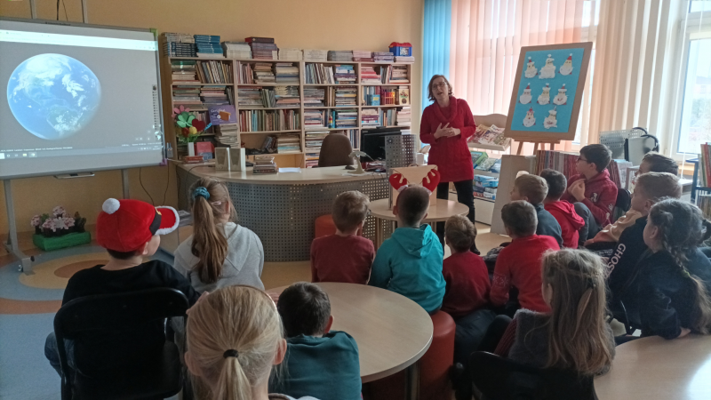 Zdjęcie kolorowe, dzieci podczas Mikołajkowych zajęć w bibliotece grudzień 2022 rok