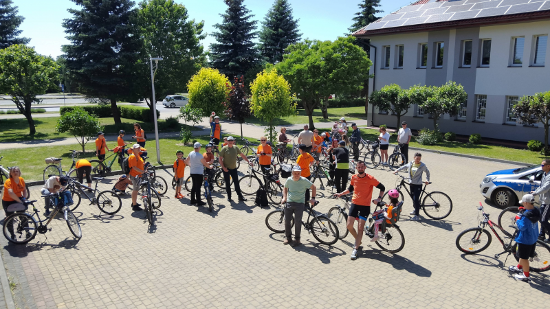 Zdjęcie kolorowe, uczestnicy rajdu rowerowego Odjazdowy Bibliotekarz 
