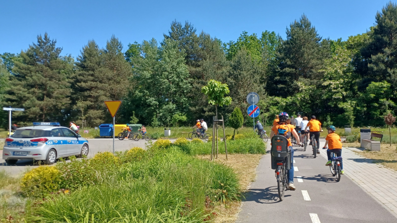 Zdjęcie kolorowe, uczestnicy rajdu rowerowego Odjazdowy Bibliotekarz 