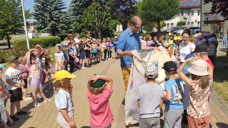 Zdjęcie kolorowe, Pan Poeta na spotkaniu z przedszkolakami przed Biblioteką