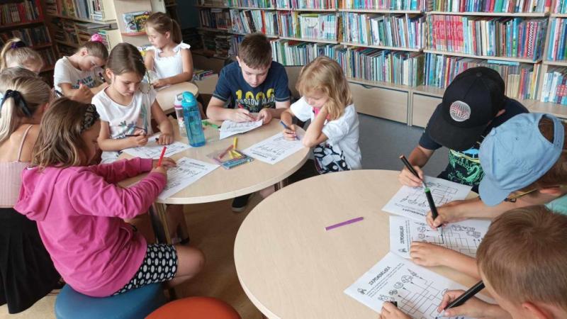 Zdjęcie klorowe, dzieci podczas zajęć w wakacje w Bibliotece