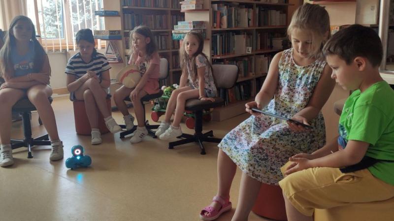 Zdjęcie klorowe, dzieci podczas zajęć w wakacje w Bibliotece